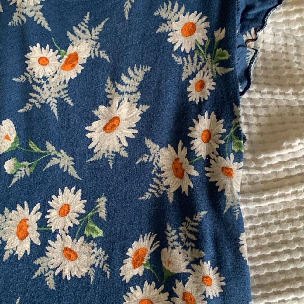 Maurices floral tee with ruffled shoulders 🌼🌼 - Picture 6 of 9